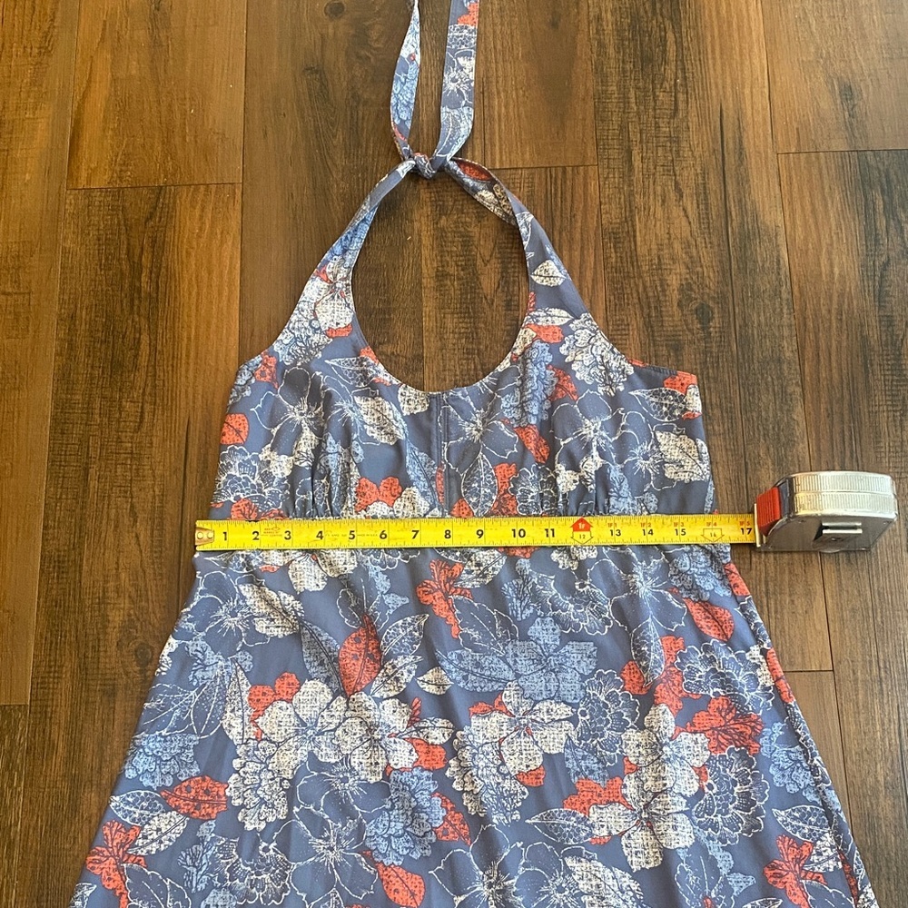 Columbia Blue and Red Patterned Garment - Picture 7 of 7